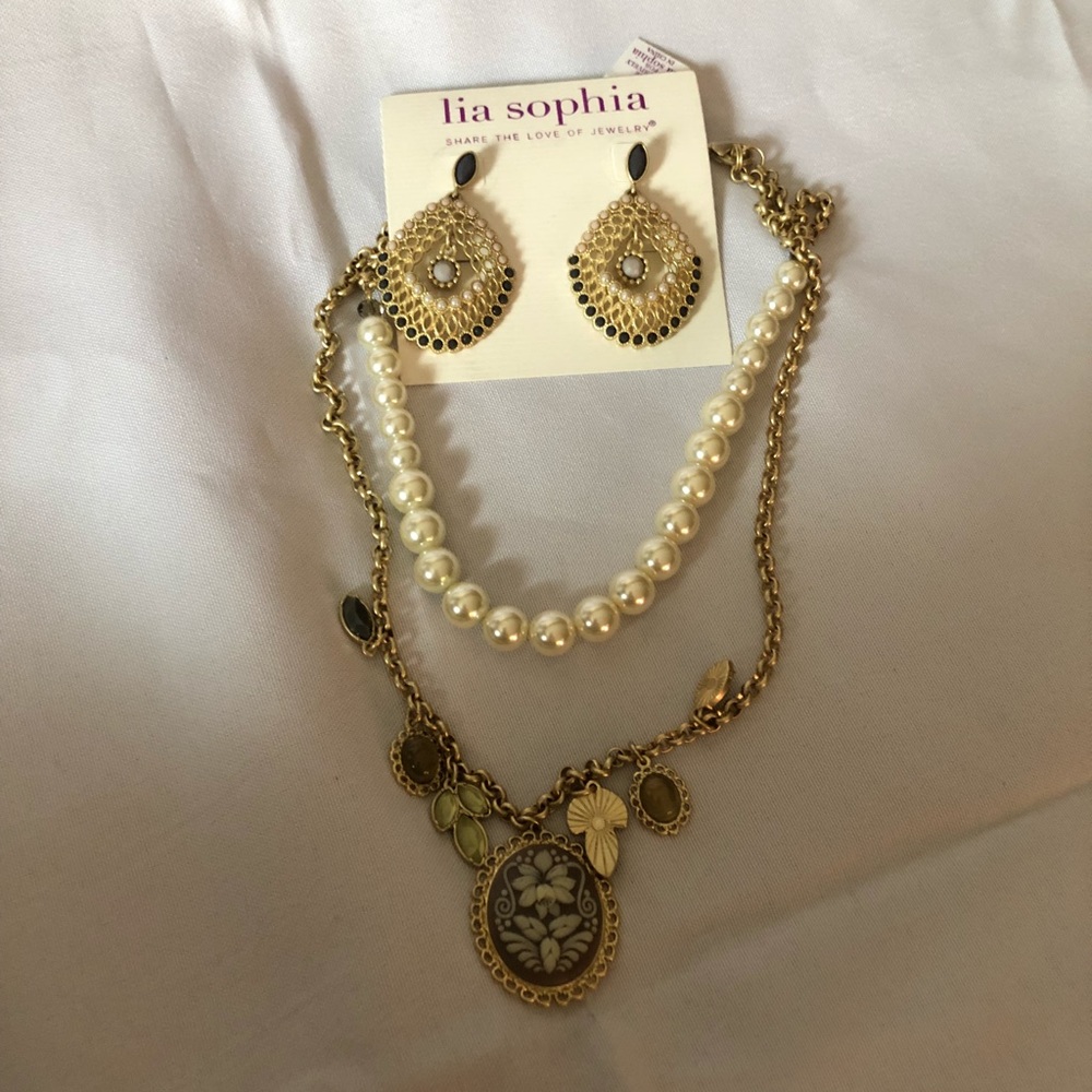 Necklace and earring set